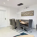 N33 Spacious Luxury 3Br